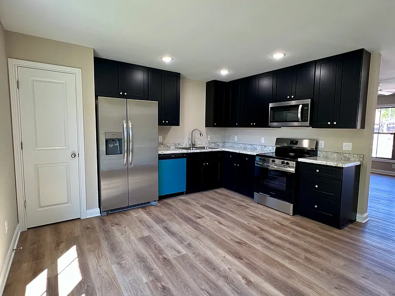 120 Robbins Dr — Photo 5