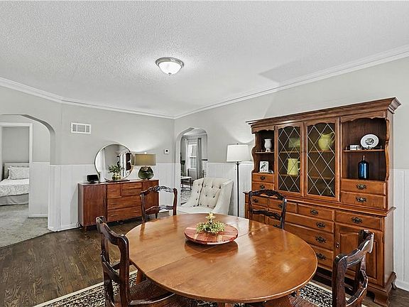 4th image of 3705 NE Russell Rd