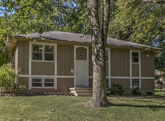 3rd image of 801 NW North Summit Cir