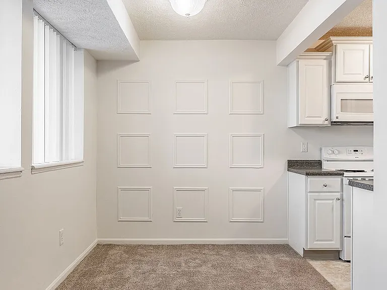 Delta Square Apartments - Lansing, MI — Photo 15