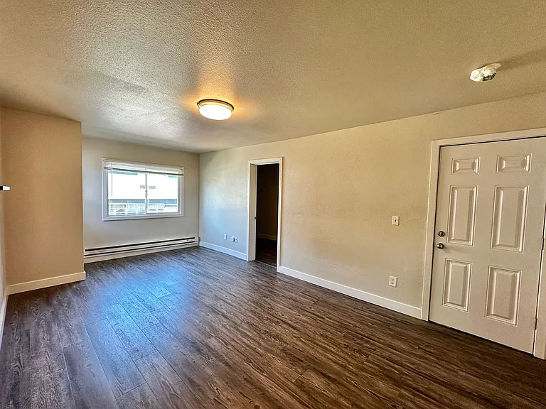 Hilltop Apartments — Photo 5