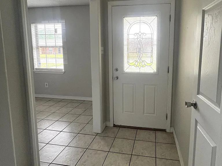 608 Kimberly Dr — Photo 2