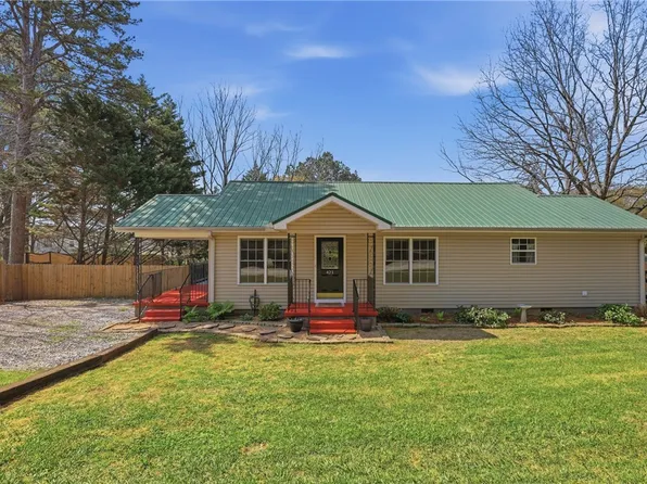 421 Hotrod Ln, Walhalla, SC 29691