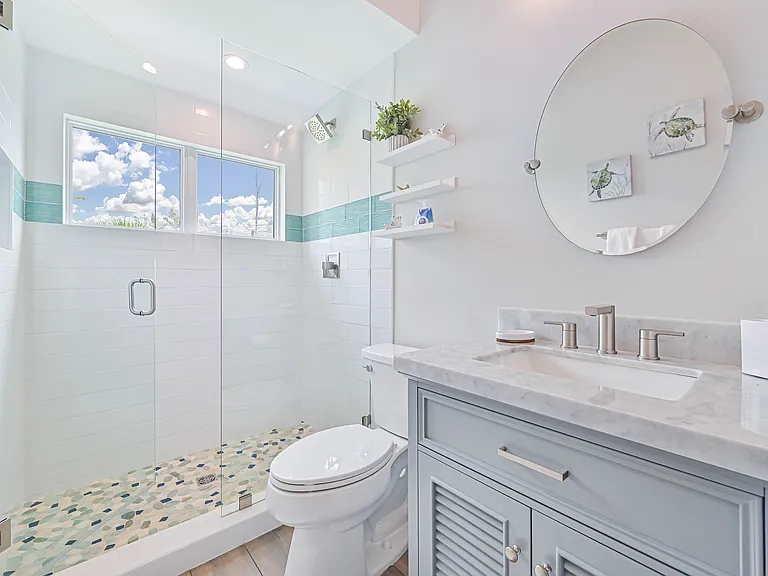 Guest en suite bathroom