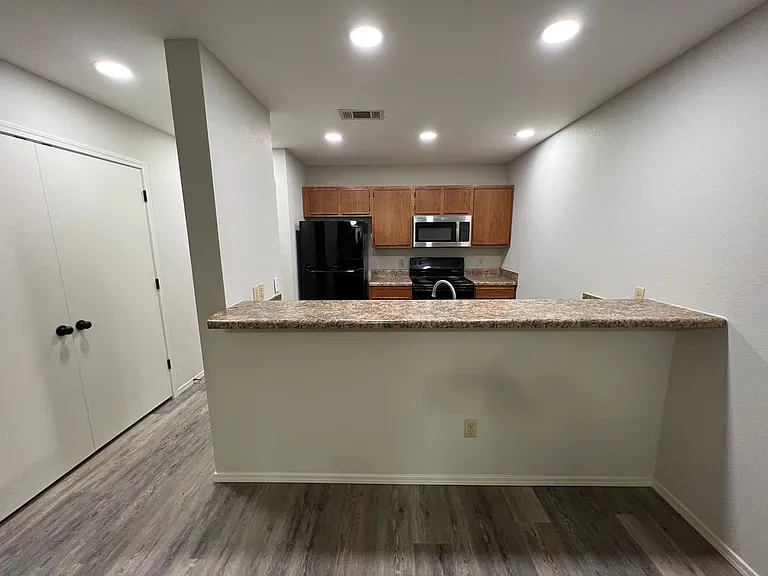 1409 Poplar St — Photo 5