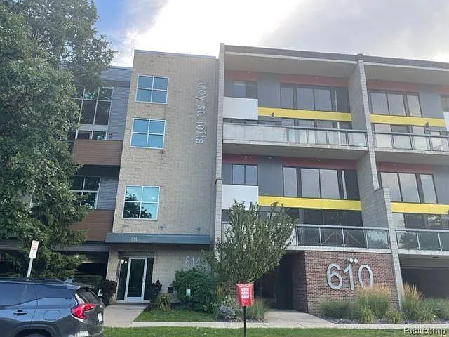 614 S Troy St #205 — Photo 2