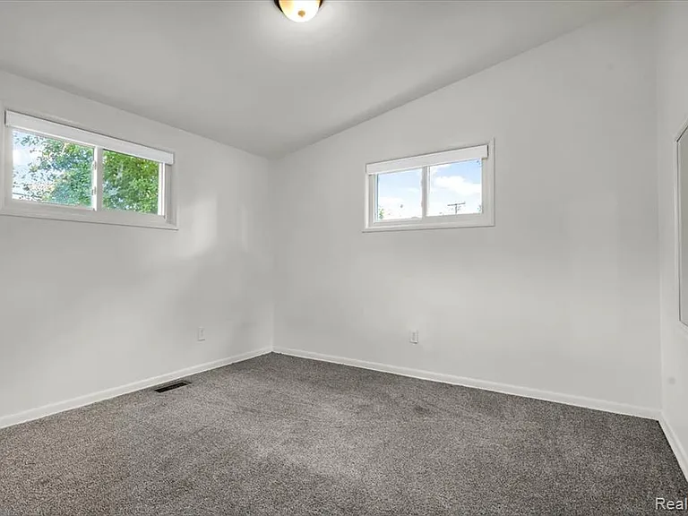 23031 Eastwood St — Photo 17