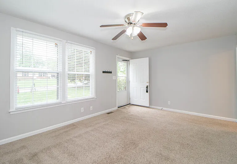 398 Louise Ln — Photo 2