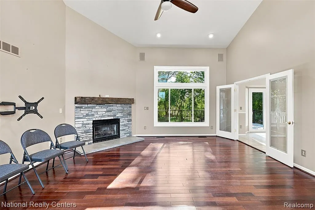 4 bed, 3.5 bath, 4241 sqft, $3,600 — Photo 4