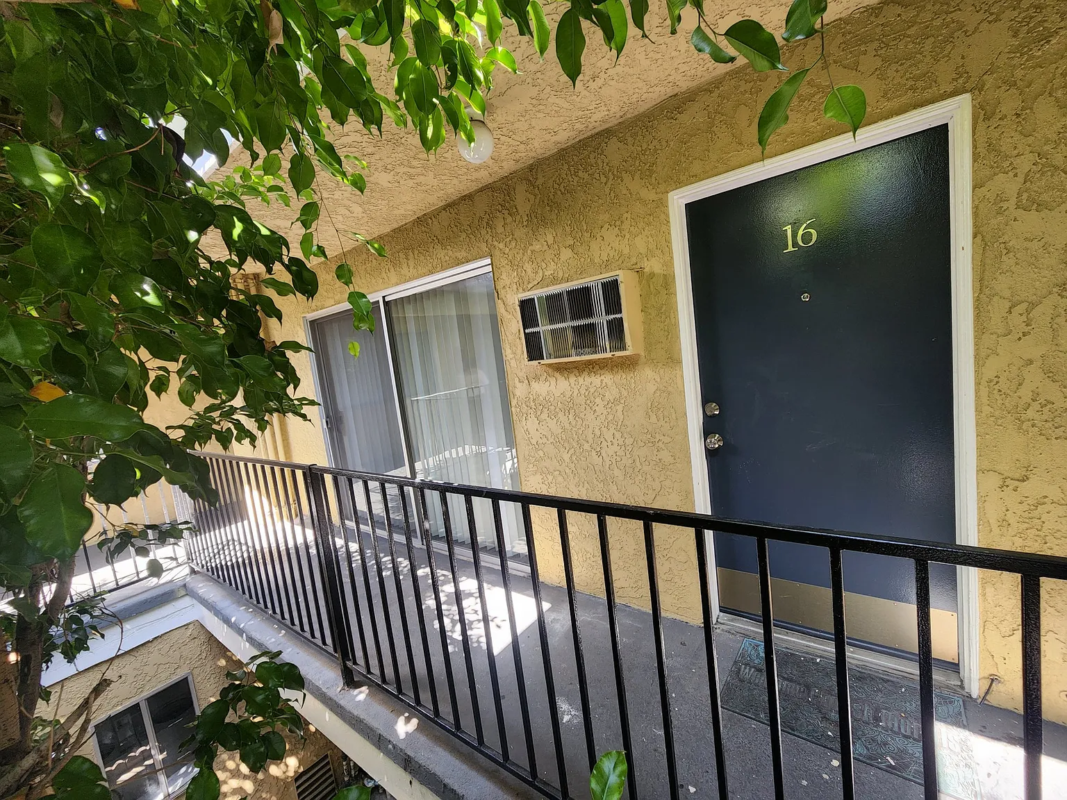 NoHo West Near Coldwater 1br+1ba, Gated Access & Parking ,Near All!! — Photo 3