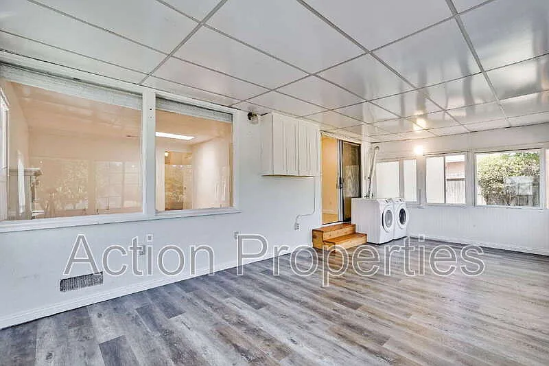 3 bed, 1.0 bath, 1000 sqft, $4,250 — Photo 2