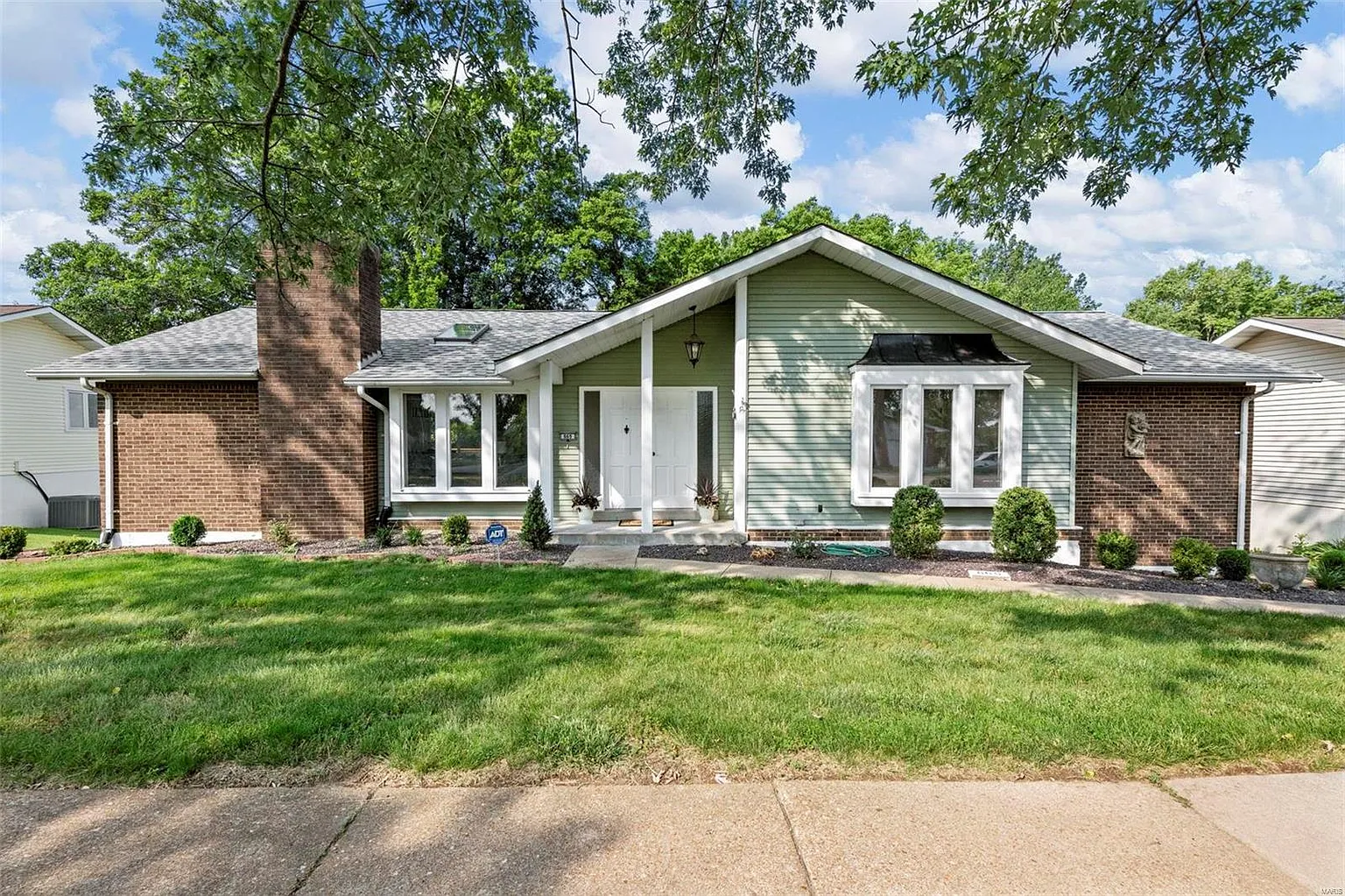 669 Henry Ave photo 1