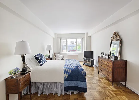 Sold by Warburg | media 10