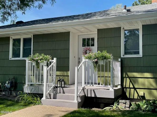 814 Crescent Ln, Bismarck, ND 58501