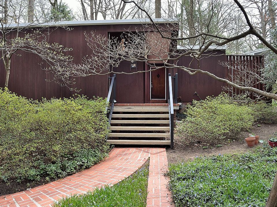 Path To Courtyard and Entrance