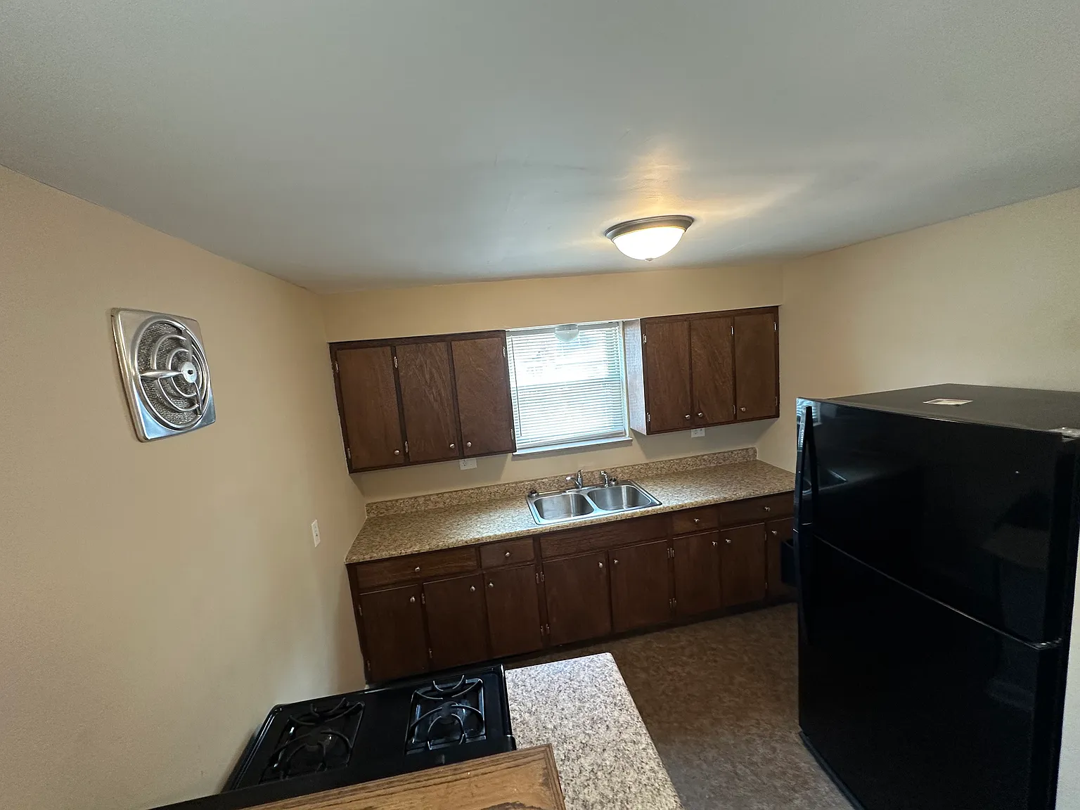2 bed, 1000 sqft, $895 — Photo 2