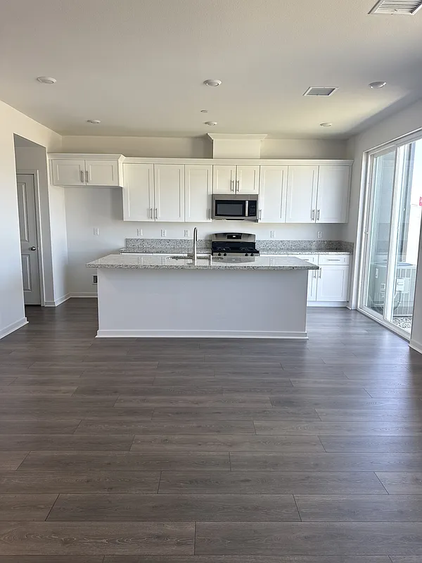 3 bed, 2.5 bath, 1658 sqft, $3,100 — Photo 4