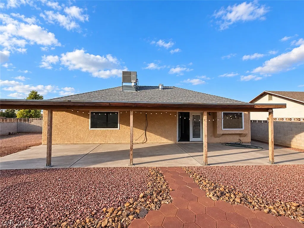 3 bed, 2.0 bath, 1008 sqft, $1,860 — Photo 4