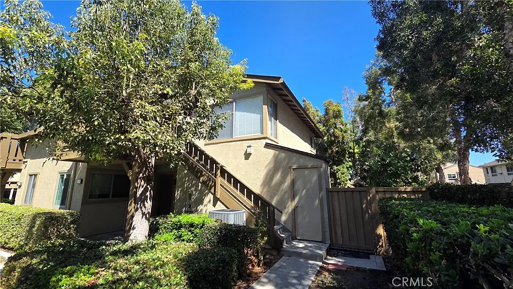 2 bed, 970 sqft, $3,100 — Photo 2