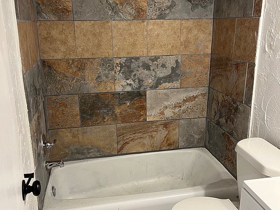 4th image of 404 SW 26th St #11242281