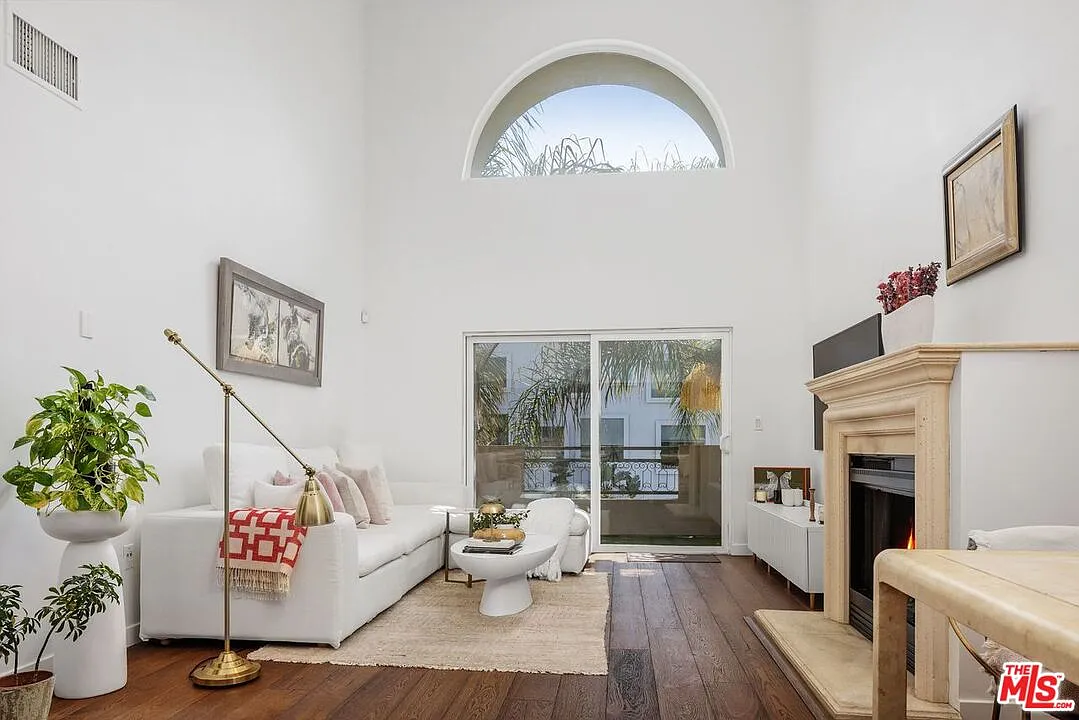 3 bed, 2.5 bath, 1730 sqft, $5,000 — Photo 1