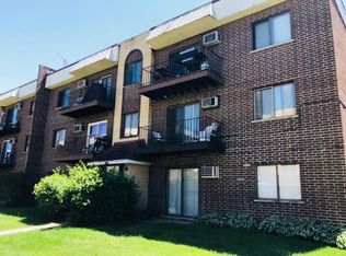 10403 Dearlove Rd APT 3, Glenview, IL 60025