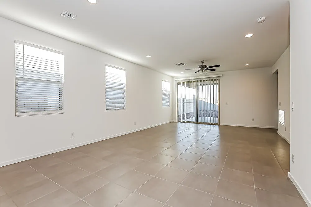 4 bed, 3.0 bath, 2027 sqft, $2,550 — Photo 3