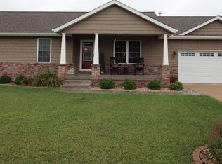208 Grandyle Dr, Washington, IL 61571