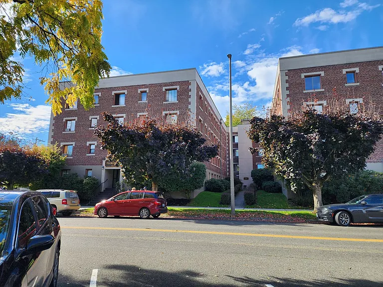 Florence Apartments — Photo 12