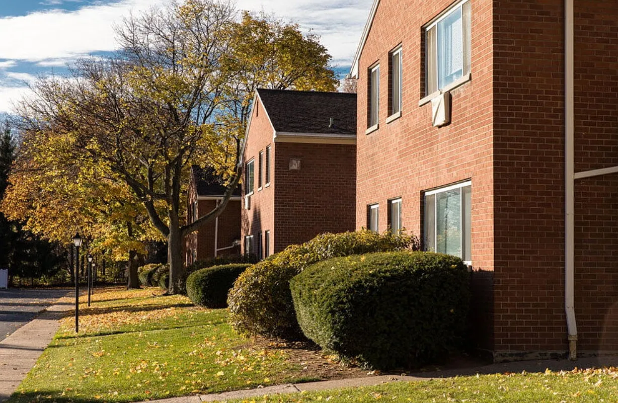Parklane Apartments — Photo 2