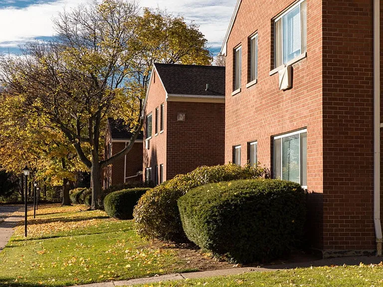 Parklane Apartments — Photo 2