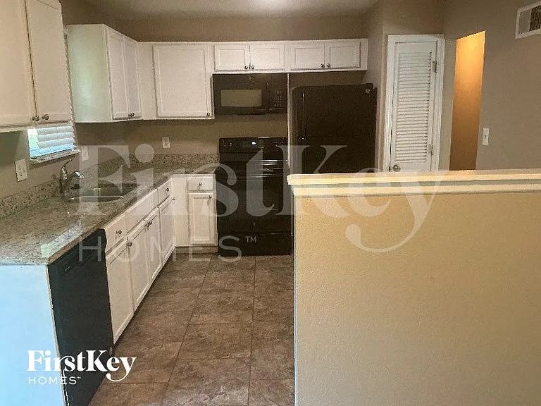 400 SW Keystone Ct — Photo 4