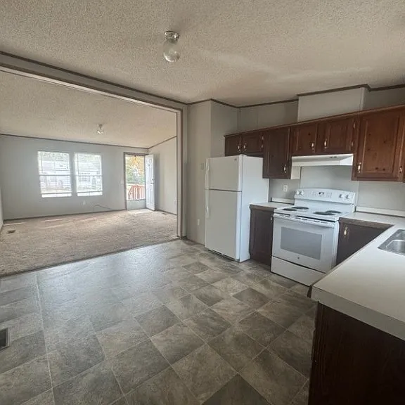 142 Oak St — Photo 1