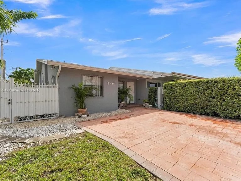 2401 SW 102nd Ave — Photo 1