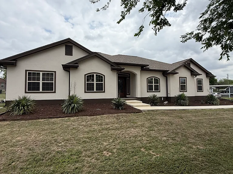 815 S State Highway 46 — Photo 2