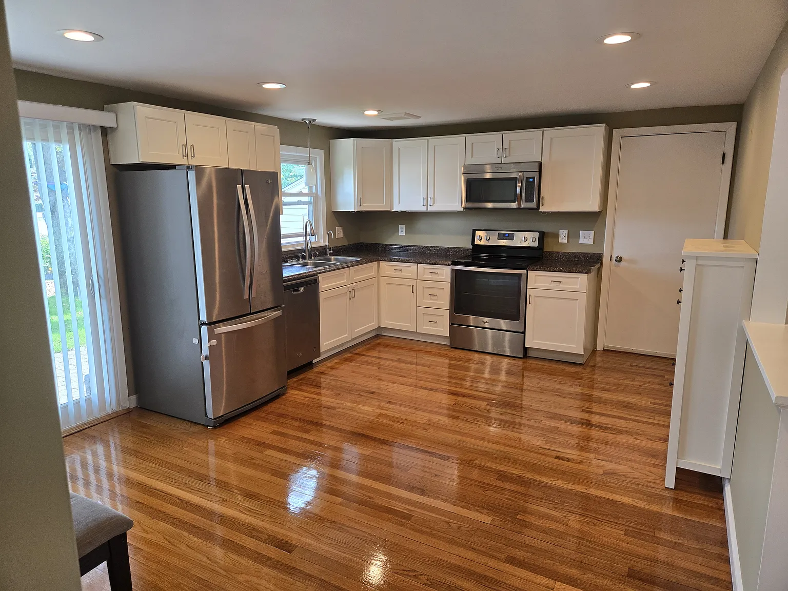 3 bed, 988 sqft, $3,000 — Photo 2
