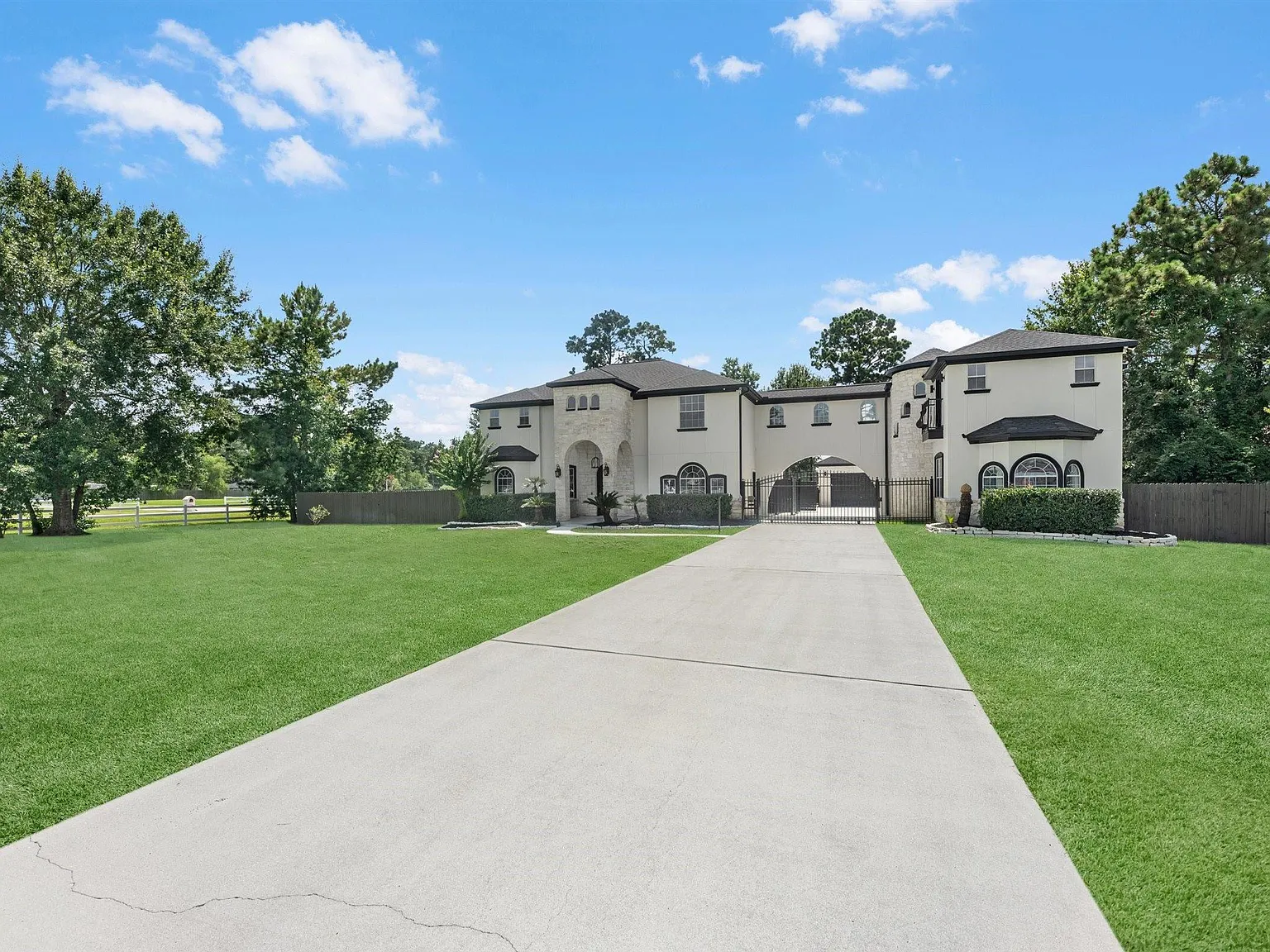 5 bed, 5.0 bath, 4499 sqft, $6,000 — Photo 3