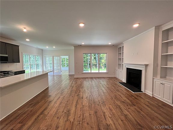 5th image of 10417 Meadow Woods Court Gln