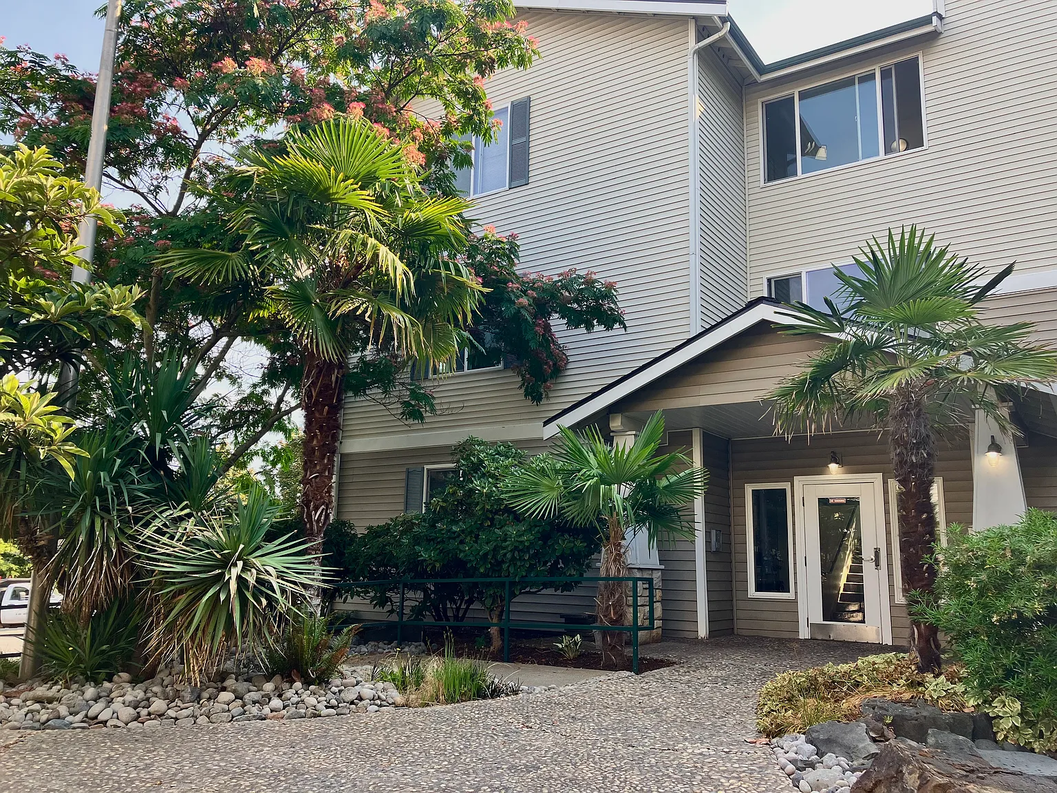 Oasis Apartments — Photo 3