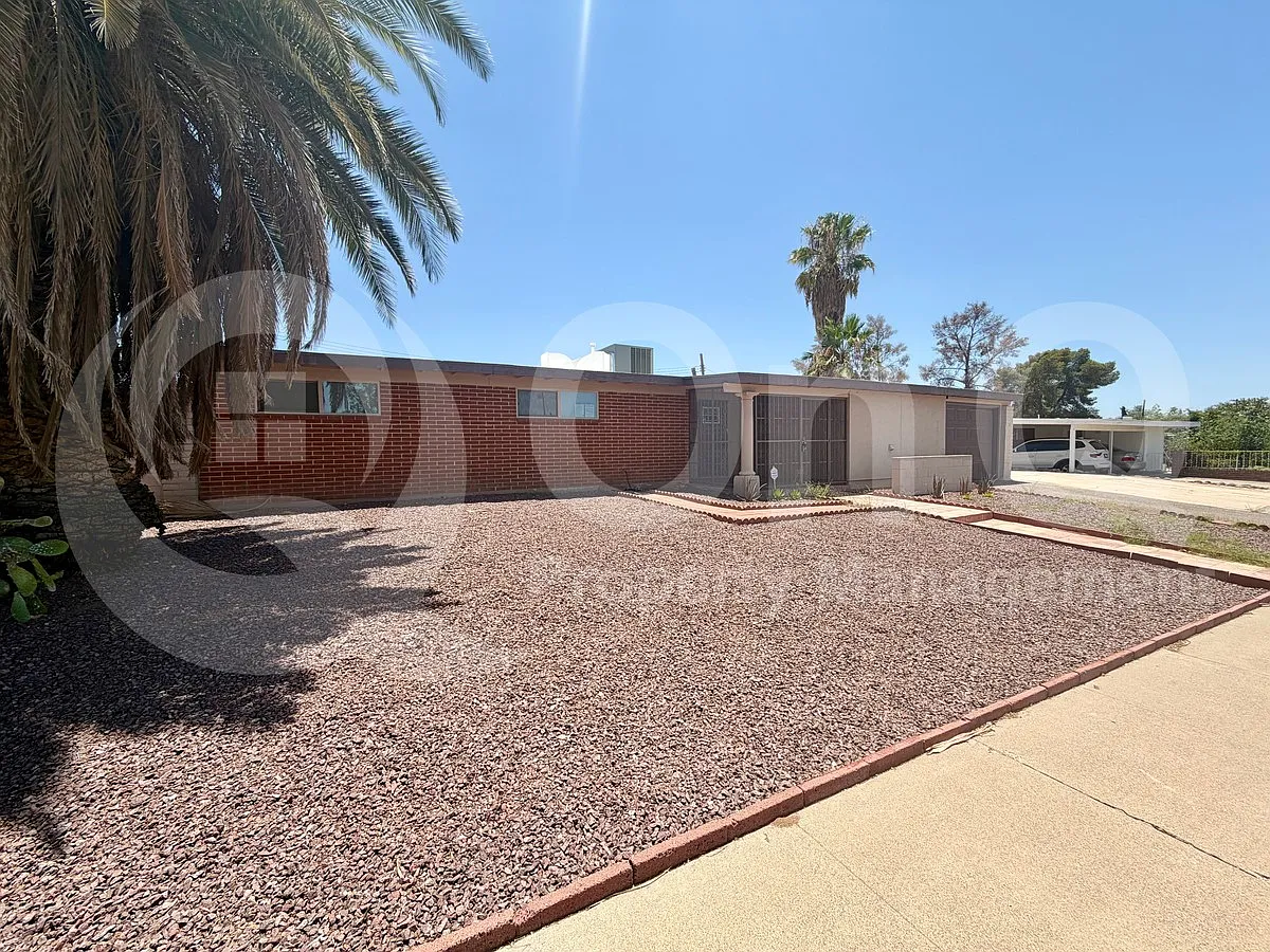 4 bed, 2.0 bath, 2060 sqft, $1,999 — Photo 2