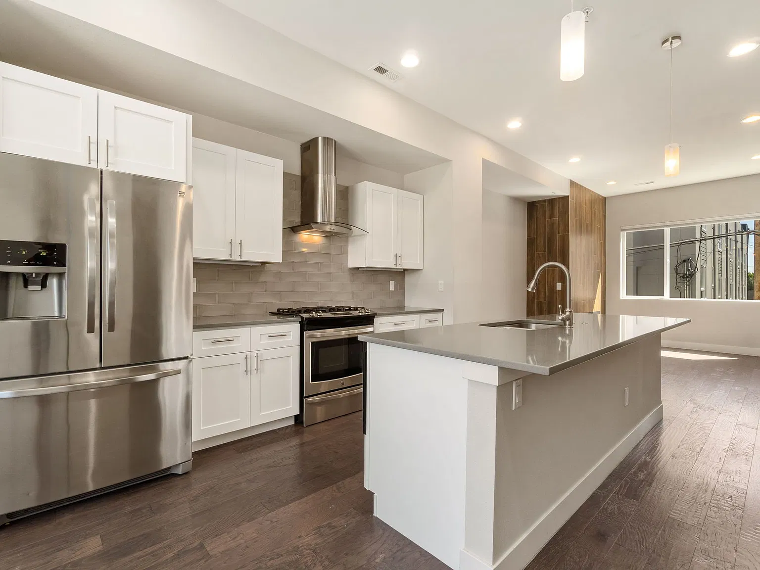 3 bed, 1901 sqft, $4,200 — Photo 2