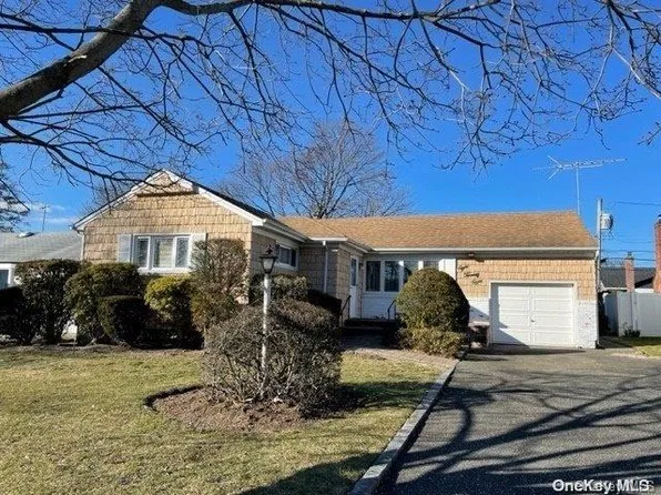 828 Princeton Road, Franklin Square, NY 11010