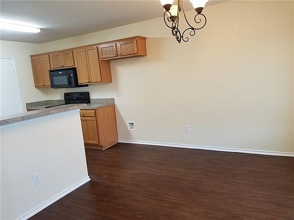 3rd image of 638 Fleming St