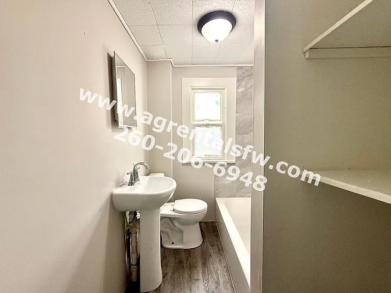 2720 Queen St — Photo 12