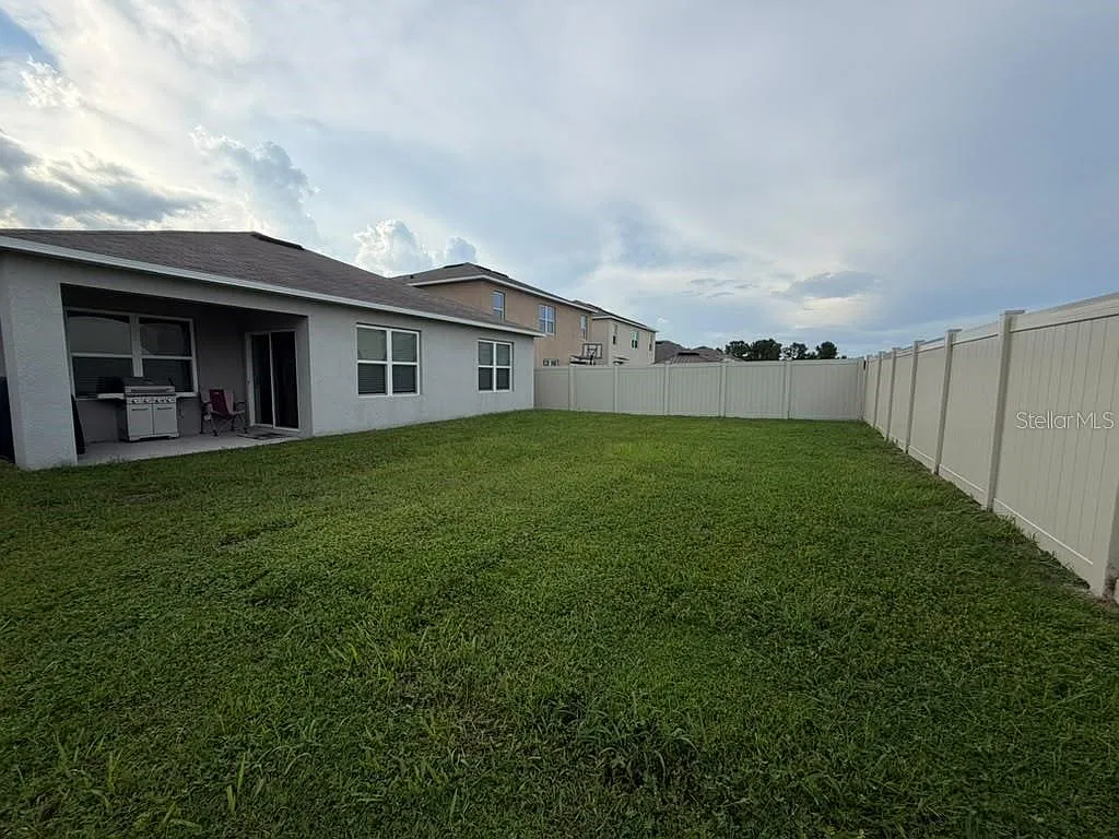 3 bed, 2.0 bath, 1690 sqft, $2,100 — Photo 2