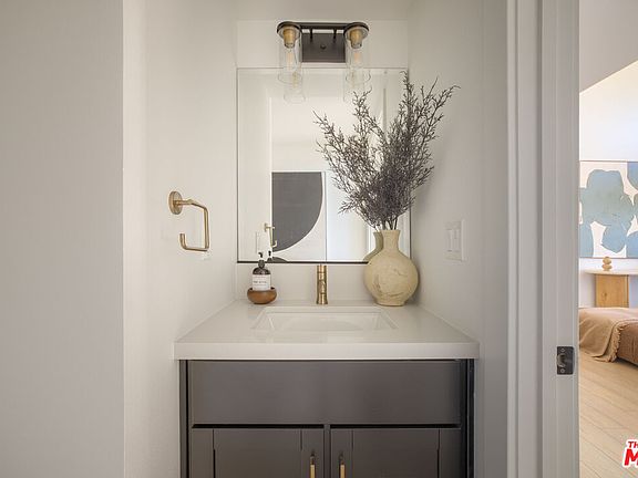 5th image of 11218 W Victory Blvd #4