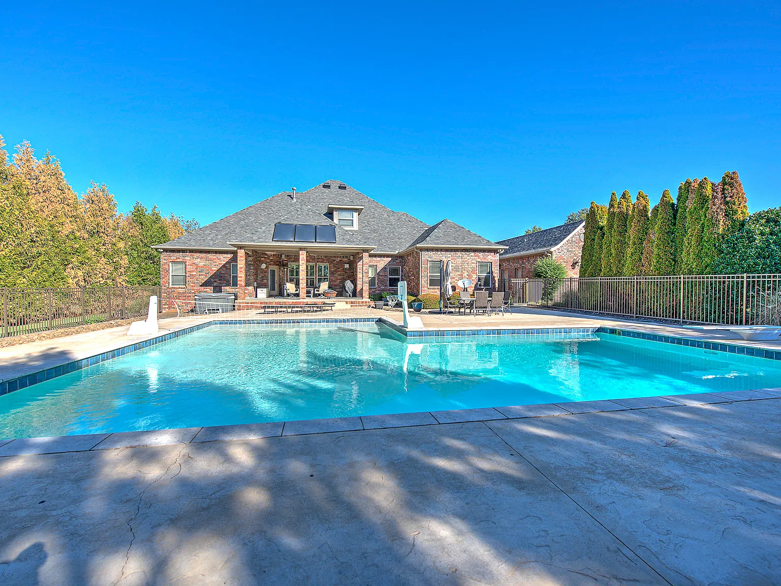 5 bed, 3700 sqft, $5,700 — Photo 1