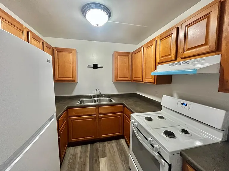 2516 Waterbury Dr — Photo 3