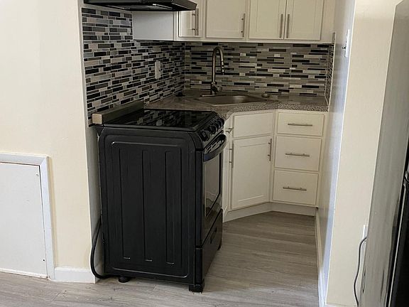 4th image of 1800 Waverly St APT 4
