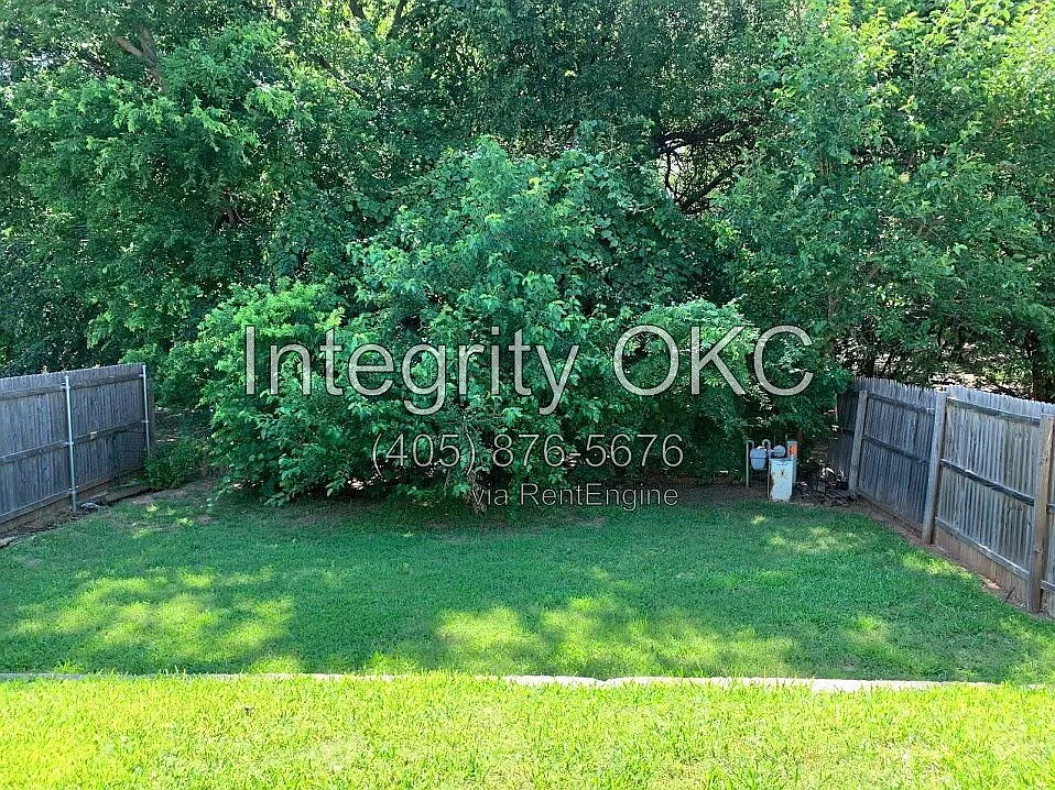 2 bed, 1.0 bath, 956 sqft, $1,050 — Photo 2